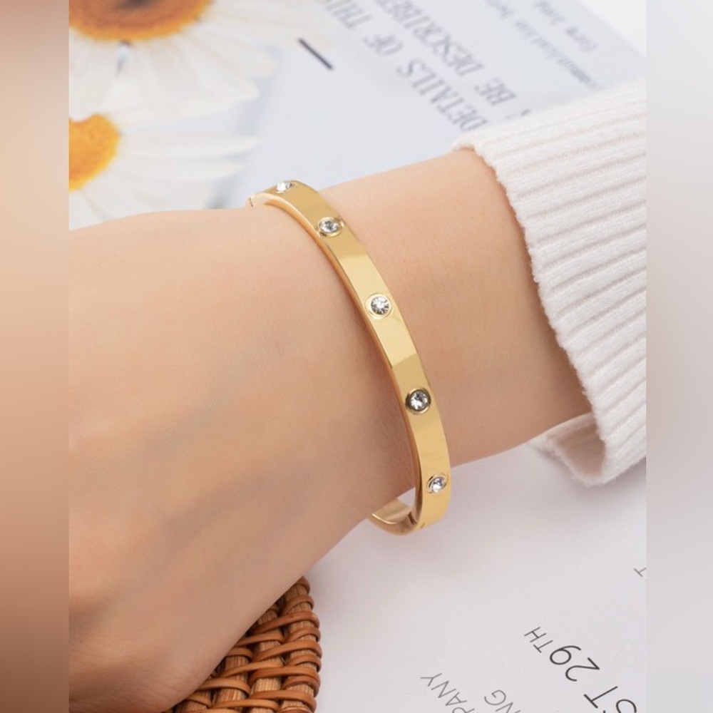 Elegant Gold Bracelet with Crystal Accents